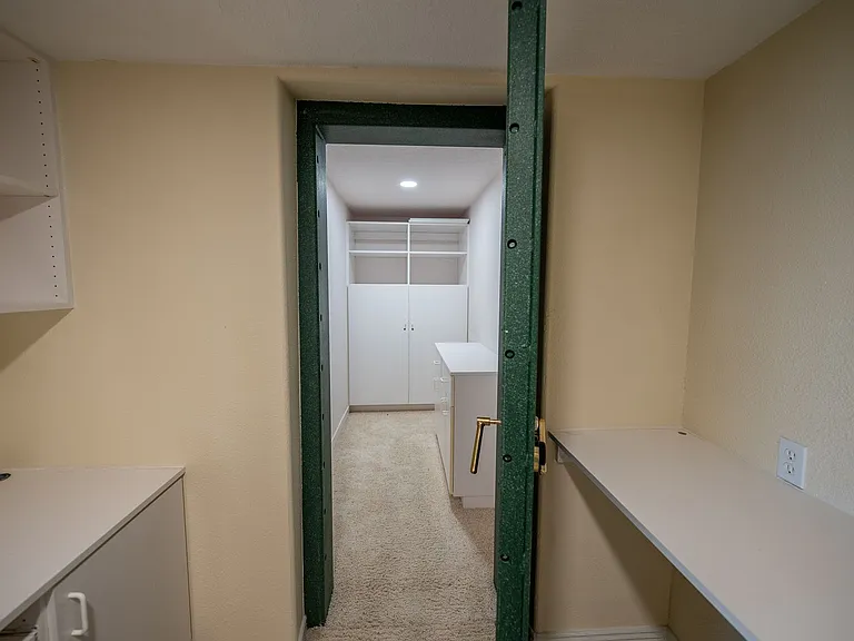 2541 W Spilsbury Ct — Photo 47
