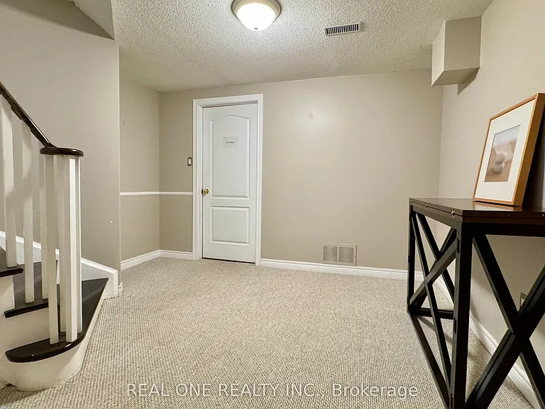 51 Hanson Cres — Photo 45