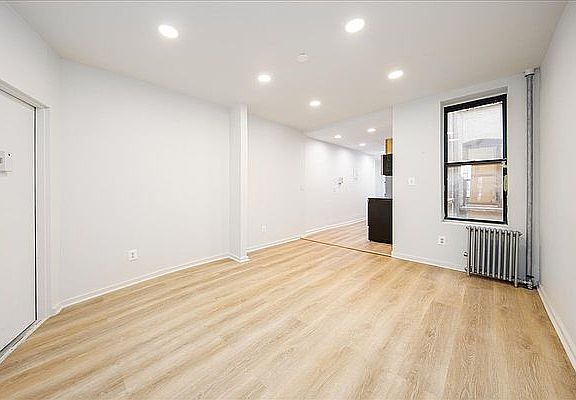 3rd image of 499 Saint Johns Pl APT 1R
