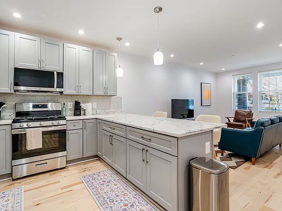 4th image of 1331 Queen St NE