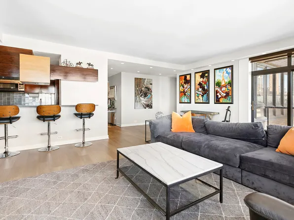 100 United Nations Plaza image 2 of 15