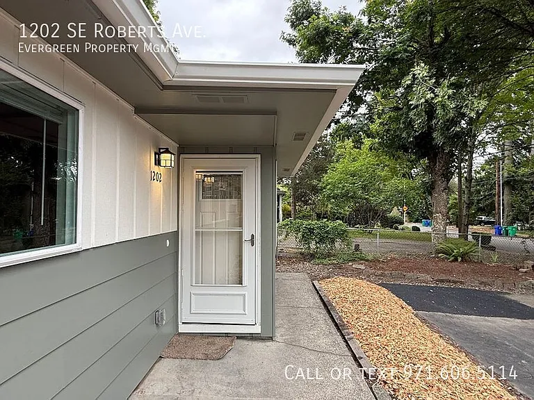 1202 SE Roberts Ave — Photo 3