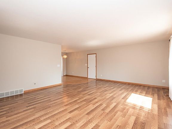 3rd image of 807 M Ave
