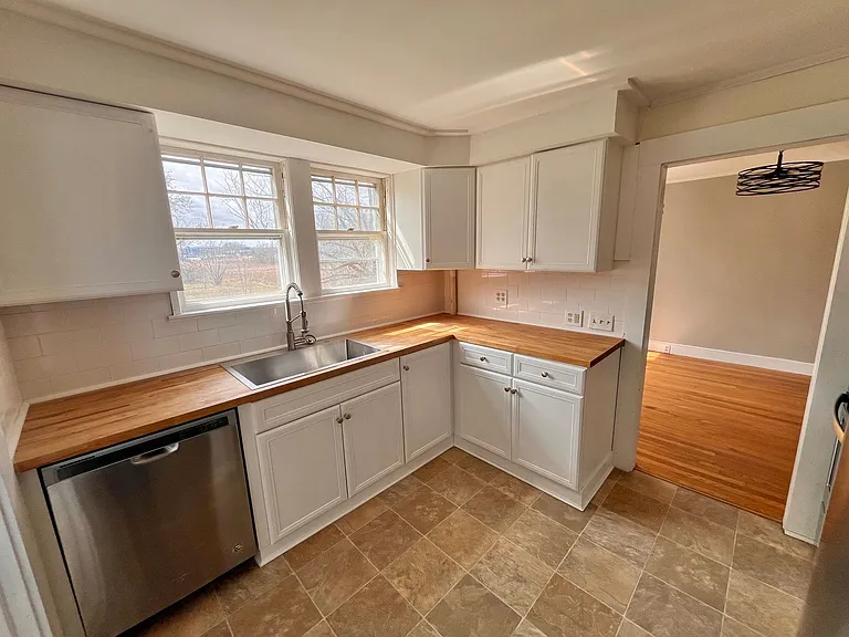 1430 Woodbury Ave — Photo 1