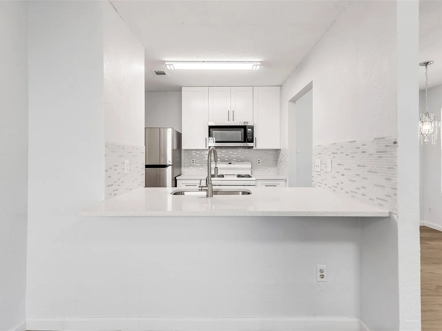 2 bed, 1.5 bath, 915 sqft, $1,300 — Photo 3