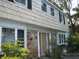 12 Whitney Ln, Coram, NY 11727