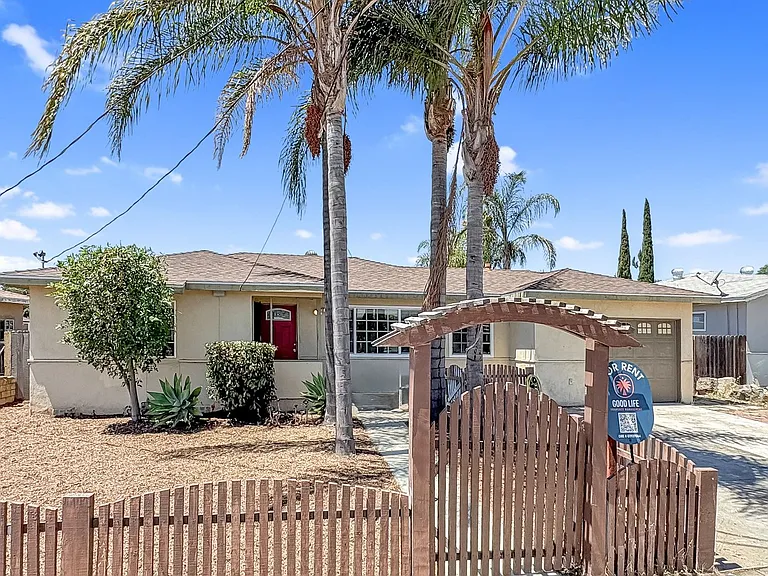 839 N Midway Dr — Photo 1