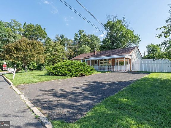 3rd image of 360 Hollowbrook Rd