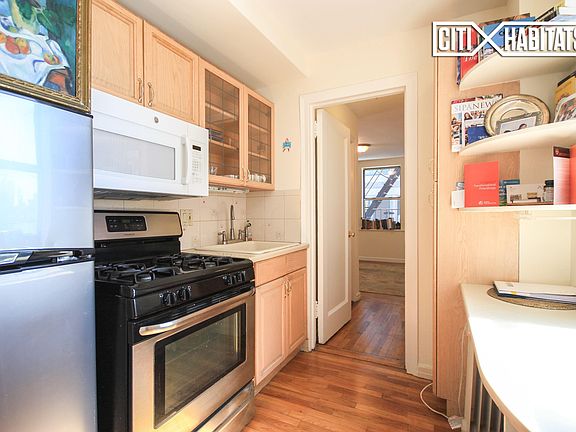 2nd image of 333 E 43rd St APT 1021