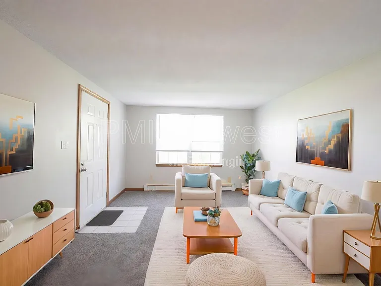 1708 S Market St — Photo 3