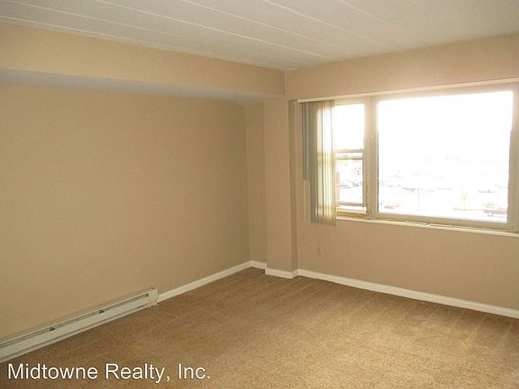 5th image of 530 W Berry St APT 503