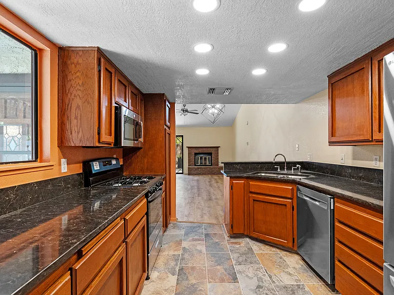 316 Monterey Dr — Photo 13