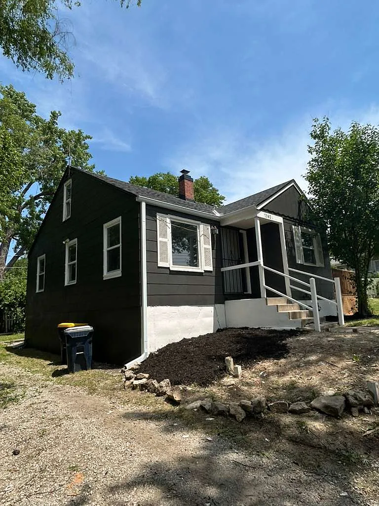 Building Photo - 1340 E 85th St