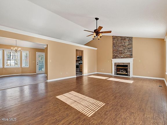 3rd image of 215 Nelson Court
