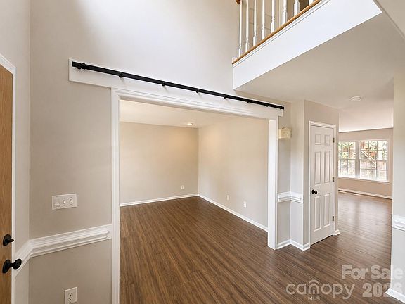 3rd image of 1525 Hawthorne Dr