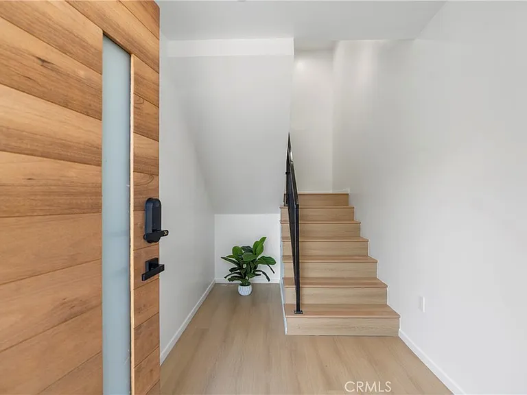 2515 Alsace Ave #1/2 — Photo 2