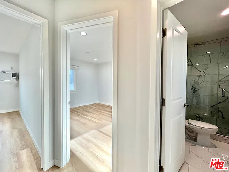 901 S Barrington Ave — Photo 15