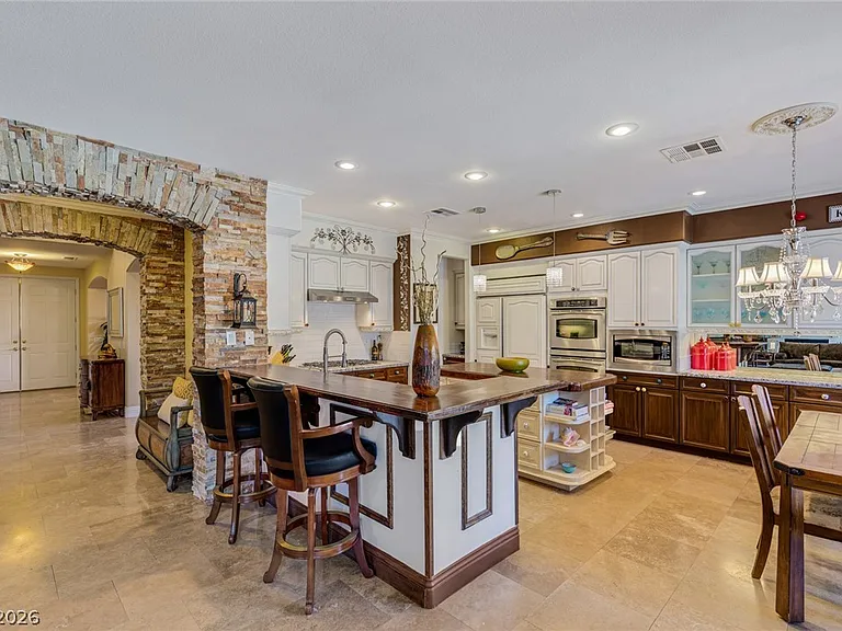 724 Pinnacle Heights Ln — Photo 17