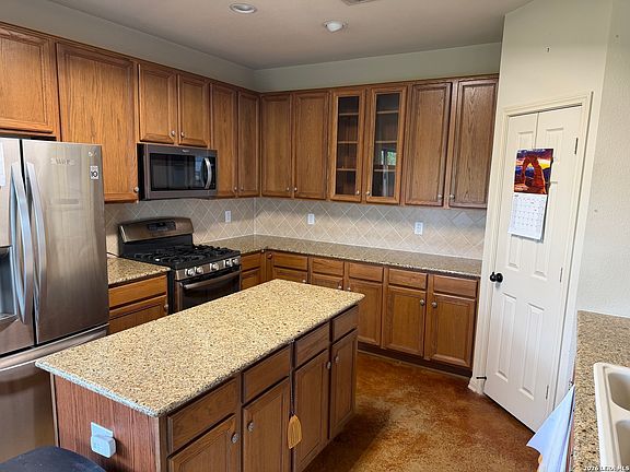 4th image of 421 Armadillo Trail Dr E
