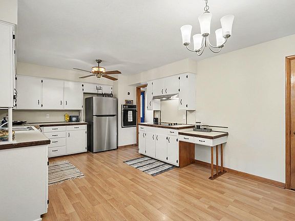 3rd image of 615 Fall St