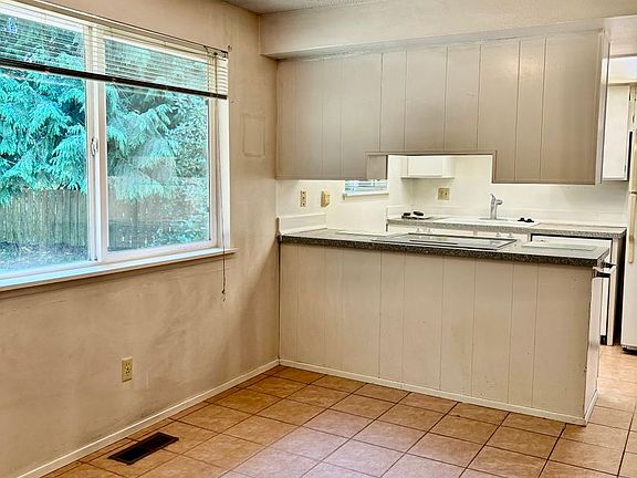 2nd image of 10118 162nd Pl NE