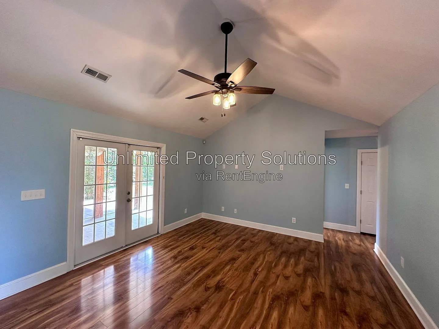 3 bed, 2.0 bath, 1984 sqft, $2,850 — Photo 2