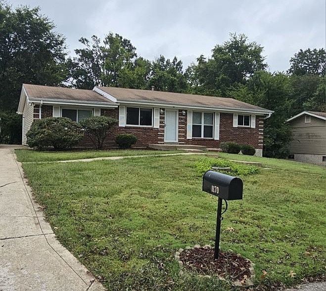Front of House showing left driveway