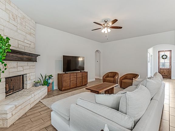 5th image of 709 Winecup Way
