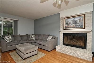2nd image of 4202 Queen Victoria Pl