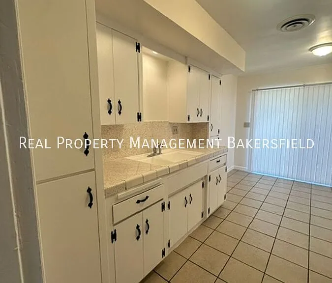 1015 Pacific St #D — Photo 8