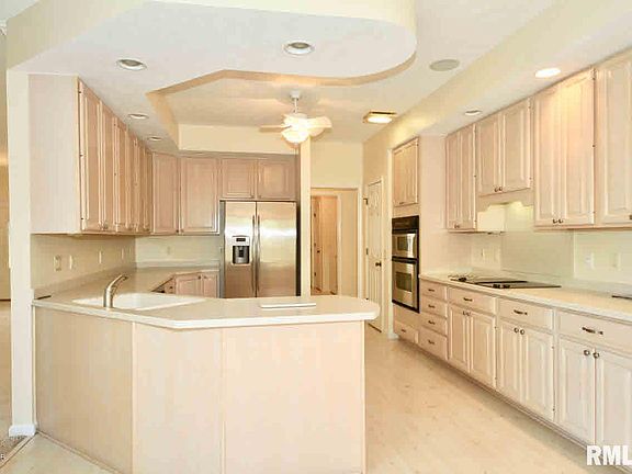 3rd image of 121 Lake Shore Dr