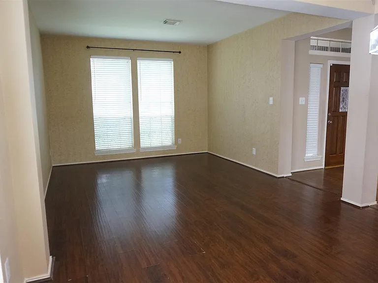 2114 Madewood Dr — Photo 3