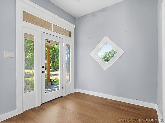 3rd image of 302 S 10th Ave