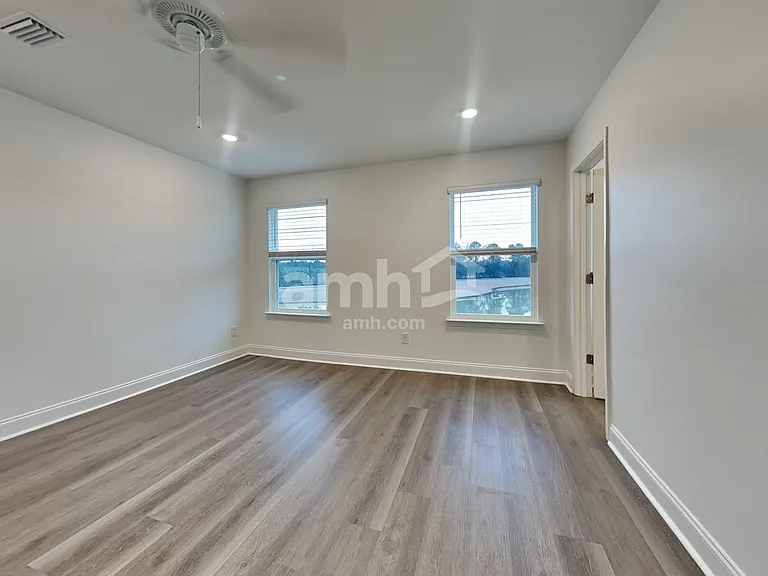 329 Armstrong Curv — Photo 8