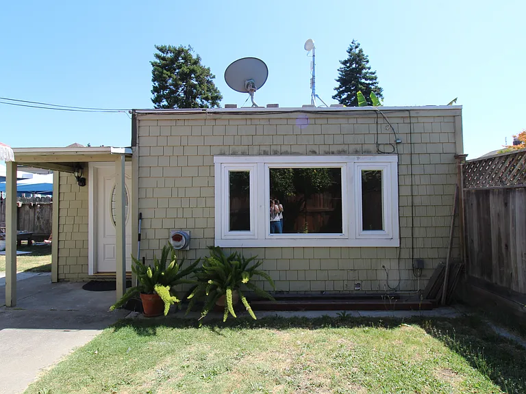 The front of the cottage and the little yard that comes with this cottage.