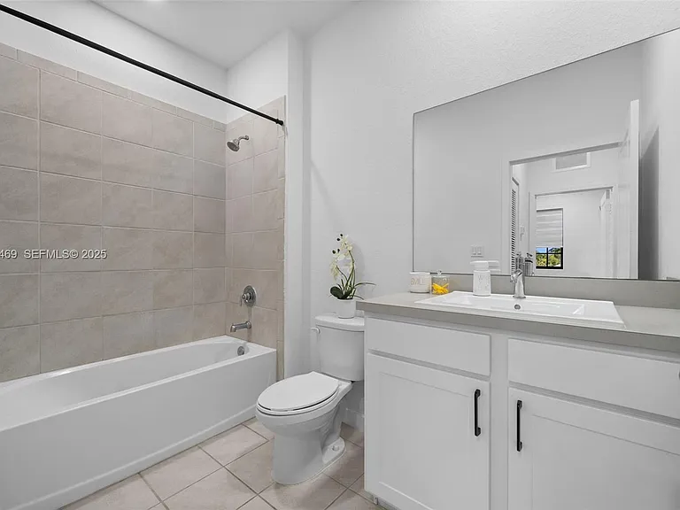 757 SW 11th St — Photo 24