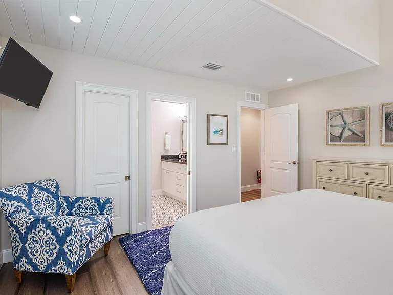 King bedroom with ensuite bathroom