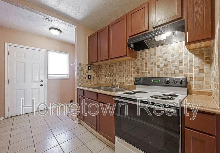 1605 NW 29th St — Photo 6