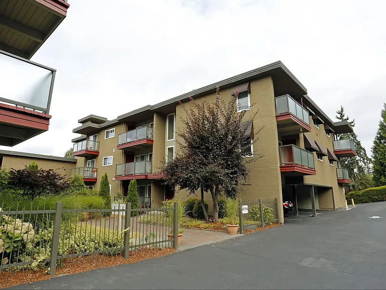 The Commodore Apartments — Photo 40