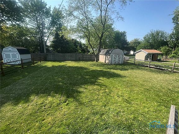 5th image of 220 Edgewood Dr