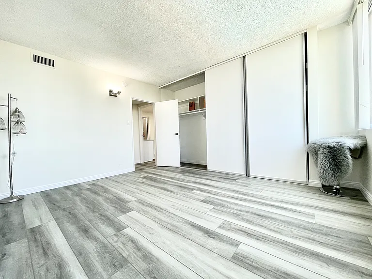 Occidental Towers Apartments — Photo 181