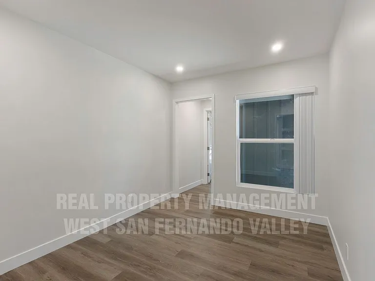 9801 Columbus Ave — Photo 21