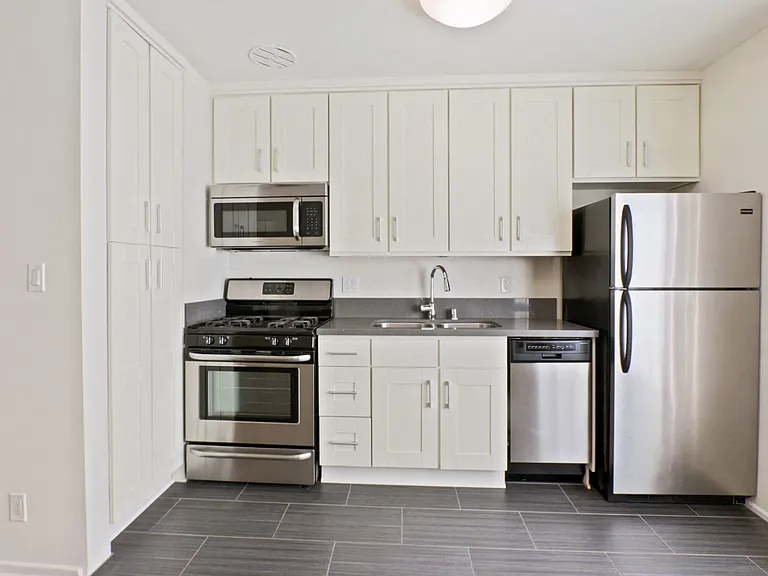 Barrington Avenue Apartment Homes — Photo 17