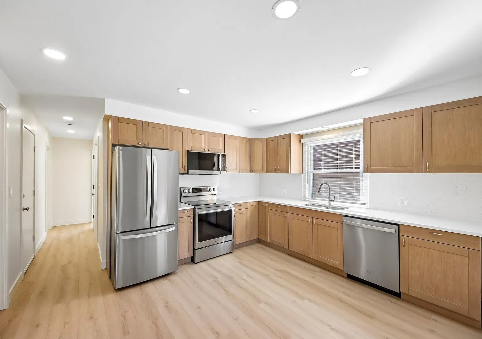 3 bed, 1.5 bath, 1200 sqft, $2,600 — Photo 3