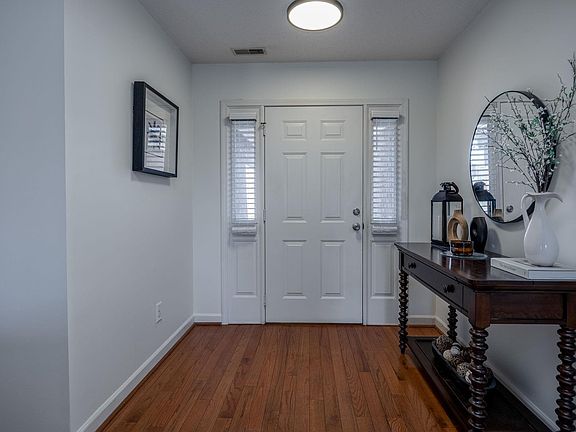 2nd image of 6 Holly Thorn Ct