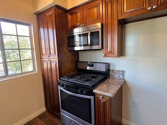 2nd image of 639 E Tujunga Ave APT F