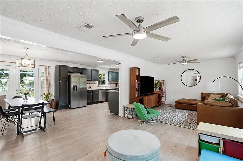 5 bed, 3.0 bath, 2566 sqft, $3,000 — Photo 4