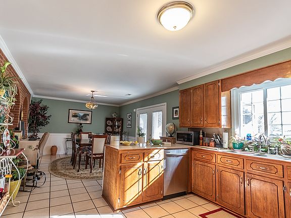 5th image of 127 Holly Hill Dr