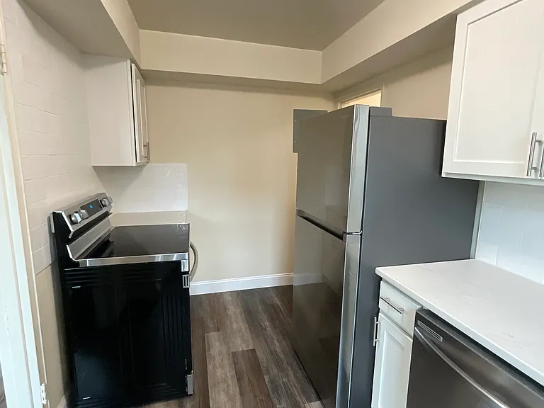 Country Club Apartments — Photo 24