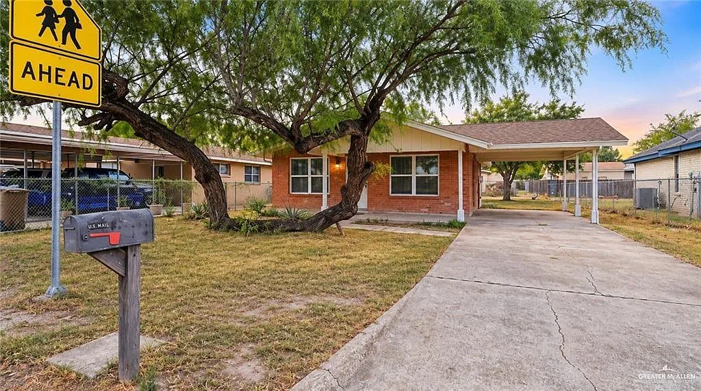 3 bed, 1.0 bath, 1092 sqft, $1,350 — Photo 3